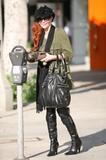 th_62454_celebrity-paradise.com-The_Elder-Phoebe_Price_2010-01-06_-_Gets_Gas_And_A_Lottery_Ticket_in_Beverly_Hills_7280_122_1113lo.jpg