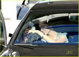 th_63257_orlando-bloom-miranda-kerr-gas-station-kissing-08_122_1167lo.jpg