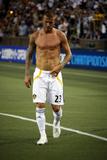 th_21608_David_Beckham_topless_in_HawaiiCU_210208_09_122_1195lo.jpg