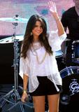 th_68110_celebrity_paradise.com_TheElder_SelenaGomez77_122_185lo.jpg