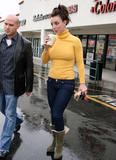 th_73724_celebrity-paradise.com-The_Elder-Britney_Spears_2010-01-26_-_Starbucks_and_Gets_Fancy_Nails_Done_653_122_359lo.jpg