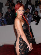 th_890530247_RihannaCostumeInstituteGalaMetBallinNYC_2.5.2011_58_122_46lo.jpg
