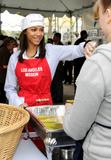 th_01843_ZoeSaldanaLAMissionEasterForTheHomelessinLosAngeles22Apr2011_021_123_503lo.jpg
