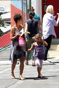th_27895_HalleBerryGroceryShoppingPickingNahlaUpFromSchool05.13.201372_122_520lo.jpg