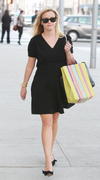 th_171119977_ReeseWithspoon02052013OutShoppinginBeverlyHills16_122_551lo.jpg