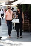 th_23698_Cindy_Crawford_has_lunch_with_a_friend_22_122_861lo.jpg