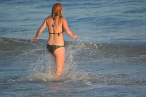  HQ Great A$$ Blonde bikini teen Splashes in the waves - HQa1xxpwds1r.jpg