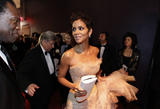 http://img137.imagevenue.com/loc410/th_67710_celebrity_paradise.com_TheElder_HalleBerry157_122_410lo.jpg